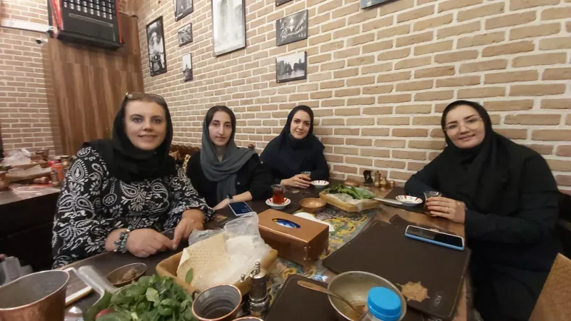 İRAN MUTFAĞI
Fars mutfağından izler taşıyan İran, kebap çeşitleri ile dillere destan bir mutfak.
İran mutfağı, Orta Doğu’daki en lezzetli ve taze mutfaklardan biridir. Kırmızı etin sıklıkla kullanıldığı İran mutfağında tatlı ve ekşiyi bir arada tadabileceğiniz zıt lezzetler bulunur. Pirinç başta olmak üzere tahıllar, meyve ve sebze ağırlıklı bir mutfaktır. Genelde et ve sebze karışık bir şekilde güveçte pişirilir.
Bütün yemekler pilav ile sunulur. İran mutfağında çorbaları doyurucudur. Güveçlerde olduğu gibi çorbalara da sebze ile zenginleştirilir.
İran’ın geleneksel mutfağında tatlıların ana yemekler kadar pek fazla büyük bir yeri yoktur. Ancak, bazı insanlar sıradan bir tatlı olarak Halvas adlı tatlının da büyük bir hayranıdır
Salatalar, taze yeşil otlar, yoğurt ve farklı turşular da bir İran yemeğinin yanında servis edilen yiyeceklerdir.
Orta Doğu’nun geleneksel lezzetleriyle öne çıkan ülkesi İran’ın lezzetli mutfağında neler var?
1- Baghali Polo
2- Fesenjan
3- Ghormeh Sabzi
4- Tadeeg
5- Ash e Reshteh
6- Sabzi Khordan
7- Doogh
8-Zereshk Pilavı
9-Horeş Bademcan
10-Abgoosht
1- Baghali Polo
Baharat konusunda Hindistan’ı aratmayan İran yemeklerinin en sevilenlerinden biri Baghali Polo’dur. Pilavın zeytinyağıyla kavrulup pişirildikten sonra dereotu ve farklı beş çeşit baharatla harmanlanmasından oluşan yemek oldukça popüler lezzetlerden biridir.
2-Fesenjan
En ünlü ve sevilen iran khoreshtlerinden ( pilav ile beraber servis edilen sulu yemek) biridir. Ana malzemesi incecik dövülmüş ceviz, tavuk veya dana eti ve nar ekşisi olan bu yemek, etin ceviz ile uzun saatler boyunca çok kısık ateşte pişirilmesi ile hazırlanır. Bu kadar az malzeme ile hazırlanmasına rağmen, yemegin son derece zengin ve doyurucu tadı insanı şaşırtır.
3-Gohormeh Sabzi
İran mutfağının meşhur sebze yemeği.Ispanak, kişniş, maydonoz, taze çemen, taze hardal, taze soğan, pırasa, ayı sarımsağı ve iran'a özgü diğer yeşilliklerin kıyılarak et suyunda haşlanması ile elde edilen bir püredir. Kuzu eti, kurutulmuş limon ve fasulye ile birlikte pişirilir.
4-Tadeeg
Taaged, kızarmış yemekleri seven İran halkının popüler yemeklerinden biridir. Safranlı yapılan pilavın aslında dibi tutmuş halde servis edilmesinden oluşan bu lezzet, İran’da denemeniz gereken yemeklerden biridir.
5- Ash e Reshteh
Baharatlı yemeklerden bir diğeri Ash e Reshteh’dir. Bu lezzetli çorbanın içerisinde yok yok! Ispanaktan nohuta, mercimekten naneye birçok sağlıklı ve lezzetli malzemenin bulunduğu çorbadır..
6- Sabzi Khordan
Yemeklerin yanında servis edilen taze otlardan oluşan Sabzi Khordan, salata gibi dilimlenmeden büyük parçalar halinde düz bir tabakta sunulur.
7- Doogh
Geleneksel olarak, çeşitli probiyotik türleri içeren yüksek oranda fermente edilmiş yoğurtla yapılır. İran mutfağında kullanılan yoğun ekşi yoğurt ve nane ile yapılan buzla servis yapılan bir içecektir.
8-Zereshk Pilavı
En güzel İran yemeklerinden biri olan Zereshk Polo Morgh, genellikle tavuk ve domates yahnisi yanında safran ve yaban mersini ile yapılan bir pirinç yemeğidir. Kelimenin tam anlamıyla, muhteşem bir yemektir.Yemeğin üzerine ayrıca kırmızı narlar serpilerek servis edilir.
9-Horeş Bademcan
Kuzu güveci olarak da bilinen horeş bademcan, patlıcan, domates ve pilavın güveç haline getirilerek üzerine kuzu eti ilave edilmesi ile yapılıyor. Son derece lezzetli bir yöresel yemektir.
10-Abgoosht
Abgoosht, İran yahnisidir. İçinde sunulduğu geleneksel çömlekte bulunan Dizi olarak da bilinen geleneksel bir tek kaplık tencere yemeğidir. Bazıları onu "nohutla koyulaştırılmış doyurucu bir koyun eti İran çorbası" olarak tanımlar.