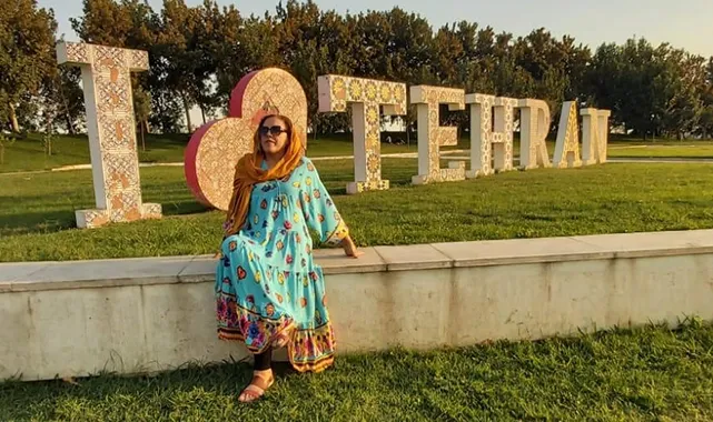 Bütün bu söylenenlere ve yazılanlara karşı vazgeçmedim ve yıllardır beni çeken İran’a doğru yola çıktım. İlk defa İran’a ait Mahan Air Havayolu ile bir yolculuk yapıyorum. Benim için havayolu önemlidir ama tereddütlü bindiğim uçaktan memnuniyet derecem yüksek indim. Gerçekten Türk Hava Yolları ayarında, hizmet ve yemekleri süper..

Resmi olarak adı “İran İslam Cumhuriyeti” dir. Bu isim, 1979 senesinde gerçekleşen İslam Devrimi sonrasında verilmiştir. Resmi olarak dini ise “Şii İslamiyeti” şeklinde geçer.