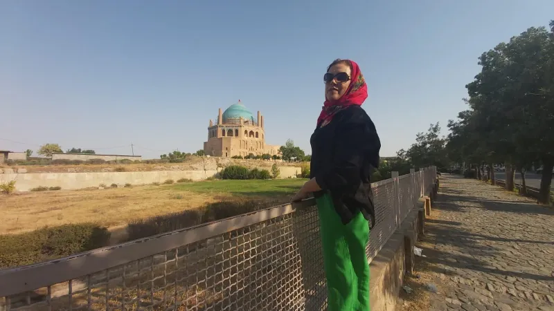 PARA BİRİMİ
İran’ın para birimi Riyal‘dir. Ancak banknotların üzerinde ‘Riyal’ yazsa da halk ağzında ‘Tümen’ diye tabir edilen riyalin bir sıfır atılmış hali kullanılır. ( Meselem, 10 riyal 1 tümen eder). Tümen, 10 Riyal anlamına gelmektedir. 1 TL = 1450 Tümen, 1 $ = 3000 Tümen, 1 £ = 4000 Tümen. Gideceğiniz zaman muhakkak riyalin Türk lirasına karşı kur farkını öğrenin. Çünkü pazarlık yapmanız gerekecektir.
KREDİ KARTI
İran’da yabancı kredi kartları ne yazık kullanılmamaktaır. Master ya da Visa Card geçmiyor. Her işleminizi nakit yapmak zorundasınız. Onların ülke içerisinde kullandıkları bir kredi kartı var halk onu kullanıyor.İran seyahatinizde yanınızda nakit götürmeniz daha sağlıklı olacaktır.
VİZE
İran, Türkiye vatandaşlarından vize talep etmiyor. Pasaportunuzu sınır polisne göstermeniz yeterlidir. 90 gün İran’da turist olarak vize muafiyeti hakkınız bulunuyor. İran’a havayolu ile geliyorsanız; pasaportunuza giriş damgası basılmıyor. Pasaportunuzda İsrail vizesi ya da damgası bulunduğu taktirde İran’a giriş izni verilmiyor. Pasaportunuzda İsrail giriş-çıkış ibaresi varsa pasaportunuzu değiştirmeniz gerekmekte.
UÇUŞ SÜRESİ
İstanbul Tahran uçuş süresi 3 saat 10 dakikadır. Şiraz İstanbul uçuş süresi ise 4 saat 10 dakikadır.
SAAT FARKI
Türkiye ile İran arasında saat farkı bulunmaktadır. İran, Türkiye’den 1,5 saat öndedir. Yani Türkiye’de saat 12:00 iken İran’da 13.30’dur.
AKARYAKIT
İran’ın ekonomisinin bel kemiği petrol ve doğalgaz. Rezerv kaynağı olan ülke, bu kaynakları ciddi yaptırımlar yüzünden dış ülkelere pazarlayamıyor.
1 depo akaryakıt, kendi araclarina 30 turk lirasina gelen 59 bin tumen, turiste ise 60 liraya denk gelen 116 tumen. Yani Türkiye’ye oranla benzin fiyatlarının kırkta biri bize ülkeyi araç kiralayarak gezmemize sebep oldu.Yani kısaca Türkiye’de bir litre benzin fiyatına, İran’da deponuzu dolduruyorsunuz.