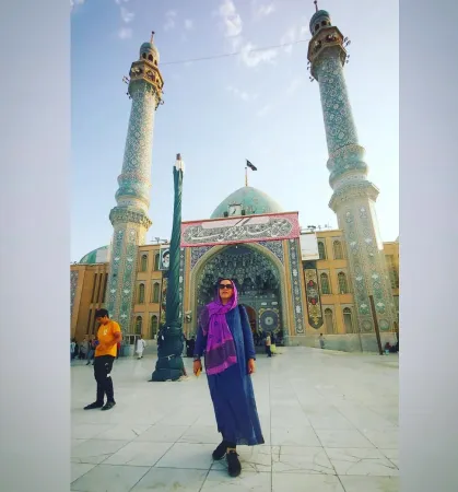 GİYİM TARZI
Neredeyse son kırk yıldır şeriat rejimiyle yönetilen İran İslam Cumhuriyetinde kadınların giyimi konusunda dikkat edilmesi gereken bazı kurallar vardır. Kadınlar, İran’da sokak, park, çarşı, lokanta, vs. gibi kamuya açık yerlerde hicaba uygun giyim tarzıyla dolaşmaktadırlar. Turistler de dahil her kadının saçlarını kapatmaları, bol giyinmeleri ve kol, bacak gibi bölümlerini örtmeleri gerekir.
İran’da devrim zamanına şahit olmuş 40 ve sonrası yaşlardaki kadınlar tamamen çarşaflı ve kapalı ve daha genç nesil ise sadece başının ortasından aşağıya sarkıtmak suretiyle yüzü ve başının yarısı açık, rengarenk çadoor giymekte. Erkekler içinde bazı giyim kuralları var. Mesela kravat takamaz, şort giyemezsiniz. Bunlara uymamanız halinde para cezası sonrasında da hapis cezasına çarptırılabilirsiniz.
Aslında böyle bir kurallar var ama bu kurallar denildiği kadar sıkı değil. Hatta kendimi o kadar hazırlamışım ki gittiğimde kıyafetlerimi abarttığımın farkına varıyorum..
İRAN HALKI
İran insanları çok misafirperverler ve çok da sevecenler. Dil konusında asla yabancılık çekmiyorsunuz. Türkçe konuştuğunuzu duyan olan birileri mutlaka yanınıza gelip size “Türk müsünüz?” diye soruyor,, sizinle sohbet ediyor ve en önemliside evlerine davet ediyor. Buna seyahat boyunca defalarca şahit oldum. Şunu tüm içtenliğimle söyleyebilirim; ben hayatımda İran kadınları kadar iyi niyetli, saf ve temiz kadınlar görmedim. İnanılmaz yardımsever ve güzel kalpliler.
ALKOL TÜKETİMİ
İran İslam Cumhuriyeti olduğu için bazı kurallar çok katı. Ancak bu yasak kararı size bunlara harfiyen uyulduğuna dair bir çağrışım yapmasın. Çünkü her yasağın bir delinişi bulunmuş ülkede. Alkol kullanmak, satmak yasak. Ancak buna karşın ülkede alkol kullanmak çokça yaygın. Yasak yollardan temin edilen alkol, ev partilerinde, arkadaş ortamlarında gizli bir şekilde tüketiliyor.