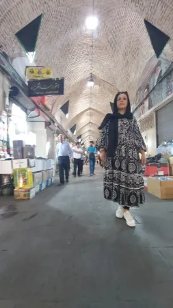 ULAŞIM
Şehir içi toplu taşıma otobüslerinde ön kapıdan erkekler ve orta kapıdan kadınlar biniş yapılıyor. Otobüs durakların da demirden yapılmış turnikeler var, kadınlar ve erkekler ayrı sıraya geçiyor. Otobüs içinde de kadın ve erkek bölümünü ayıran bir demir var. İran’da taksilere ise kadınlı erkekli binilebiliyor. Cuma günleri resmi tatil yani bizim pazarımız ve her yer kapalı.
SOSYAL MEDYA VE İNTERNET
İnternet aslında çok yavaş değil ama arada kısıtlanmalar yaşanıyor. Bir anda bakıyorsunuz çok iyi çalışırken bir anda internette sıkıntı yaşanabiliyor.Facebook ve Twitter gibi popüler sosyal medya siteleri ülkede yasak. Vatandaş çözümü Wibeer, Telegram ve Tango gibi sitelerde bulmuş.
VPN YETERLİ Mİ?
Hexatech VPN ile Facebook ve Youtube gibi yasaklı sitelere girebiliyorsunuz. Fakat bu sefer de yasaklı olmayan sitelerde problem yaşayabiliyorsunuz. O yüzden yasaklı olmayan sitelerde VPN’den çıkmanız gerekiyor.
KADINLAR ARAÇ KULLANIYOR MU?
Kullanıyorlar evet. Erkekler kadar yoğunlukta olmasa da İran’da kadınların araba kullanması yasak değil. Hatta gece bile araba kullanabiliyorlar.